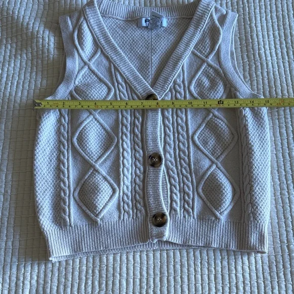 RSQ Cream Cable Knit V-Neck Sweater Vest - Picture 5 of 7